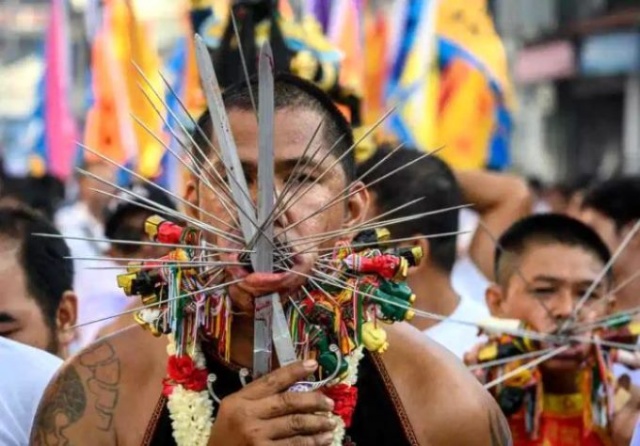 Bıçak, tabanca ne bulurlarsa yüzlerini deldiler 11