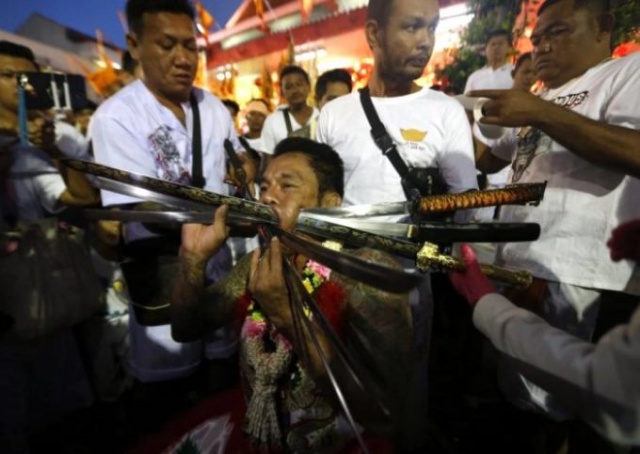 Bıçak, tabanca ne bulurlarsa yüzlerini deldiler 7