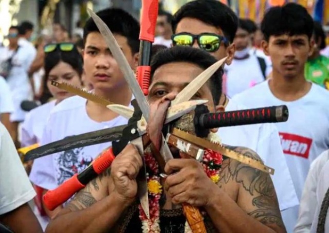 Bıçak, tabanca ne bulurlarsa yüzlerini deldiler 8