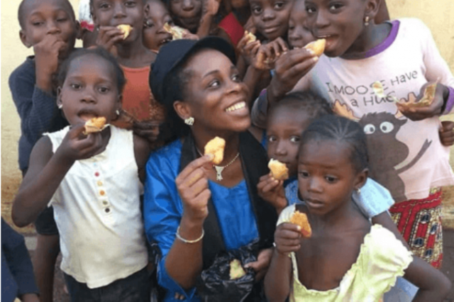 Bebeğini sırtına bağlayıp ders anlattı! 7