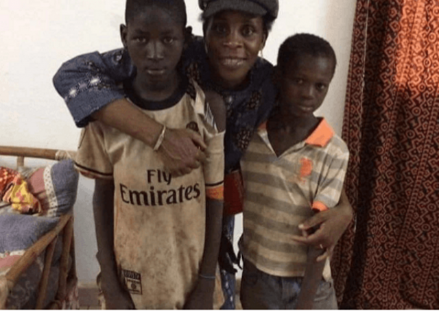 Bebeğini sırtına bağlayıp ders anlattı! 6