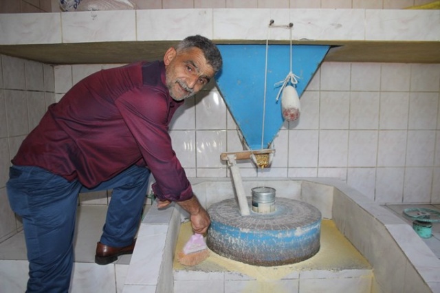 Bordo mavi değirmen hayır için dönüyor 3