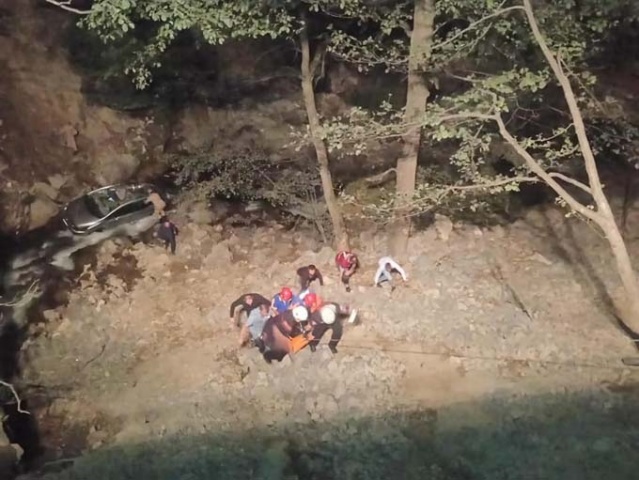 Trabzon'da otomobil dereye yuvarlandı: 1 ölü, 2 yaralı 4