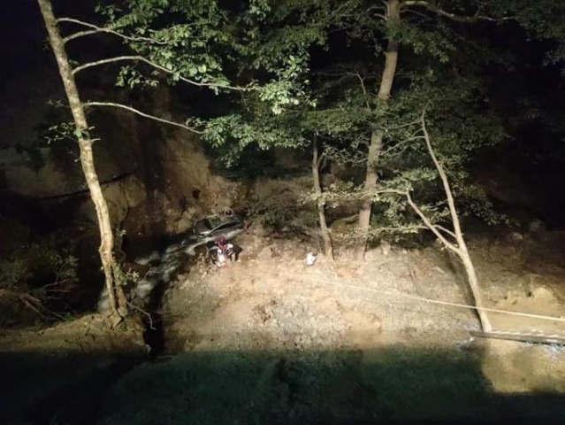 Trabzon'da otomobil dereye yuvarlandı: 1 ölü, 2 yaralı 5