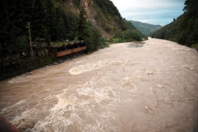 Rize’yi sel vurdu! 2 ev boşaltıldı 2