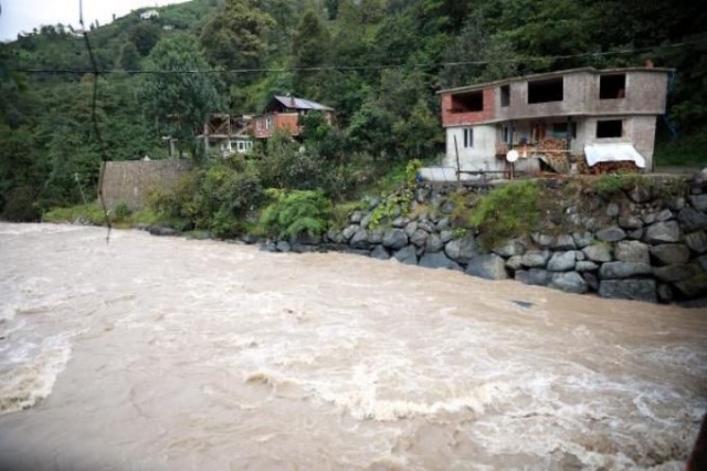 Rize’yi sel vurdu! 2 ev boşaltıldı 4