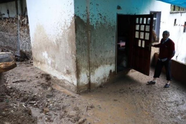 Rize’yi sel vurdu! 2 ev boşaltıldı 10