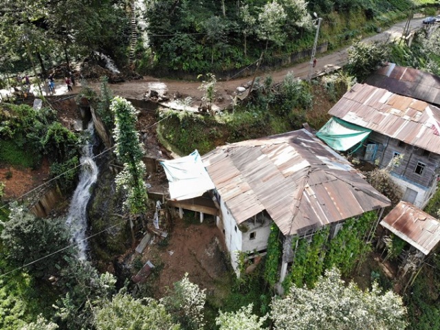 Rize'deki selde o beldeye ulaşım kesildi 8