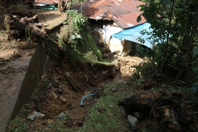 Rize'deki selde o beldeye ulaşım kesildi 11