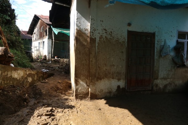 Rize'deki selde o beldeye ulaşım kesildi 2