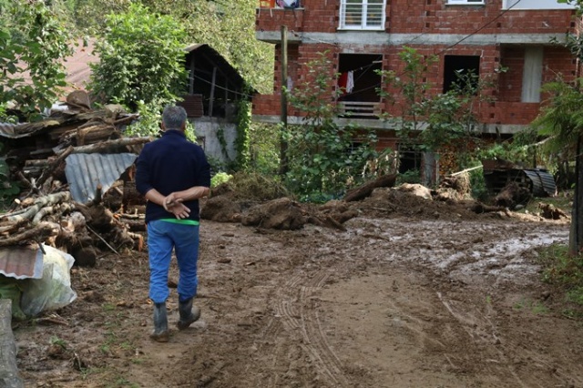 Rize'deki selde o beldeye ulaşım kesildi 10