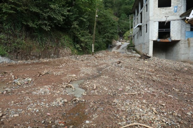 Rize'deki selde o beldeye ulaşım kesildi 12