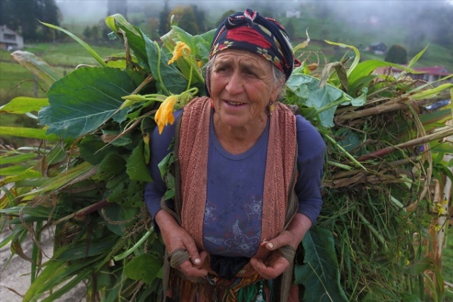 Karadeniz'in cefakar kadınları kışa hazır 14