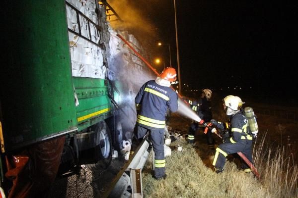 Lastiği patlayan TIR yandı, yol ulaşıma kapandı 8