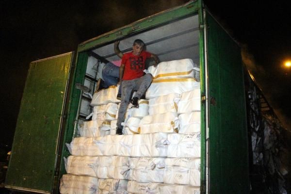 Lastiği patlayan TIR yandı, yol ulaşıma kapandı 4