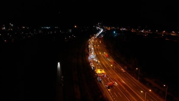 Lastiği patlayan TIR yandı, yol ulaşıma kapandı 2