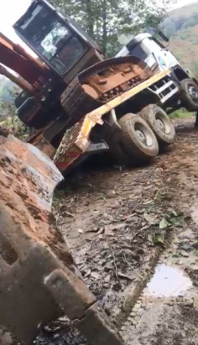 Rize'de çabaları yeterli olmadı uçuruma yuvarlandı 4