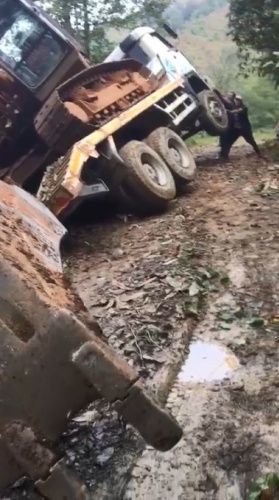 Rize'de çabaları yeterli olmadı uçuruma yuvarlandı 6