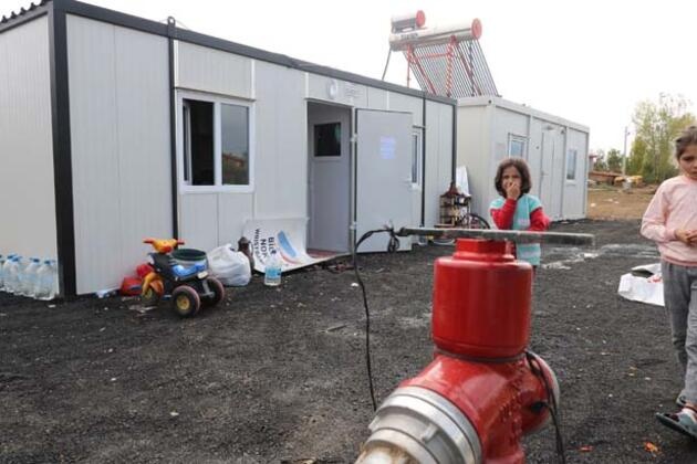 Lanet gibi... Gazeteciler çekim yaparken elbiseleri yanmaya başladı! 6