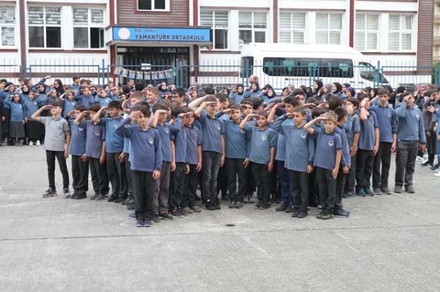 O ilçede okullarda İstiklal Marşı böyle okundu 7