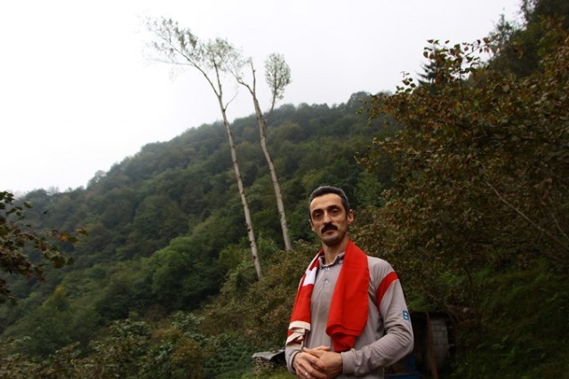 Metrelerce uzunluktaki ağaçlara Tarzan gibi tırmanıyor 16