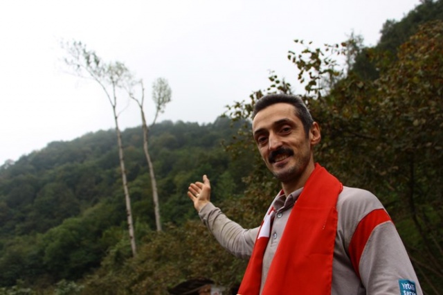 Metrelerce uzunluktaki ağaçlara Tarzan gibi tırmanıyor 10