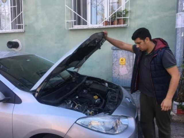 Satın aldığı otomobilden yılan çıktı 2