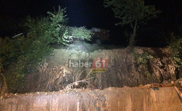 Arsin'de sağanak yağmur hasara neden oldu! 1 ev tamamen çöktü! 6