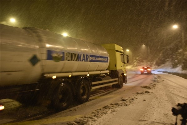 Zigana'da yağan kar sonrası kartopu savaşı! 2