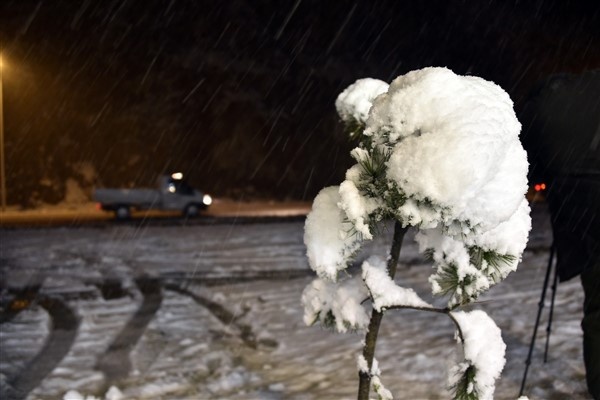 Zigana'da yağan kar sonrası kartopu savaşı! 3