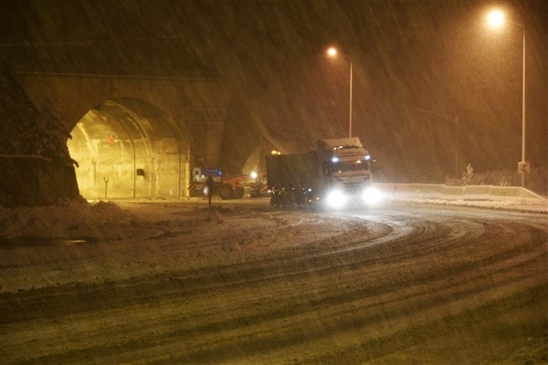 Zigana'da yağan kar sonrası kartopu savaşı! 7