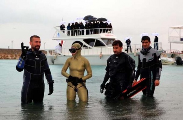 Şahika Encumen soğuk havaya rağmen daldı 3