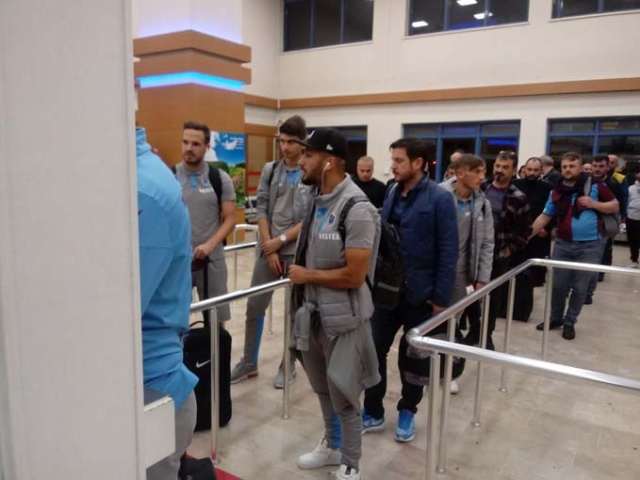 Trabzonspor, Krasnodar yenilgisi sonrası moralsiz şekilde Trabzon’a döndü 8