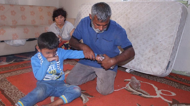 Ellerini plastik şişeye sokup bağlamak zorunda kaldılar! 2