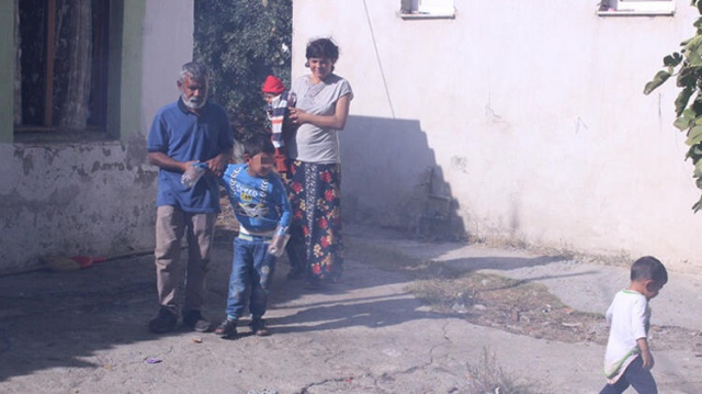 Ellerini plastik şişeye sokup bağlamak zorunda kaldılar! 3