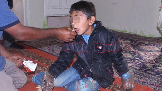 Ellerini plastik şişeye sokup bağlamak zorunda kaldılar! 8