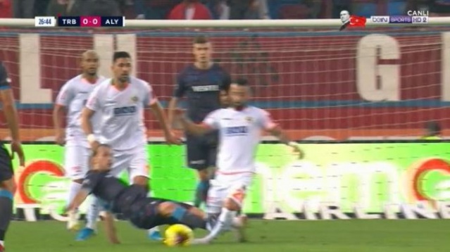 Abdülkadir'e gösterilen kırmızı kart için çarpıcı yorumlar 4