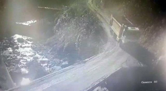 Rize’de kamyon dereye yuvarlandı, sürücü ağır yaralandı 4