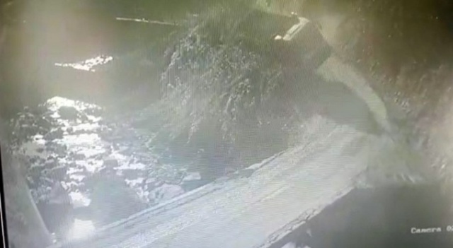 Rize’de kamyon dereye yuvarlandı, sürücü ağır yaralandı 3