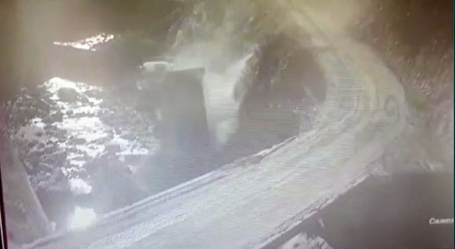 Rize’de kamyon dereye yuvarlandı, sürücü ağır yaralandı 2