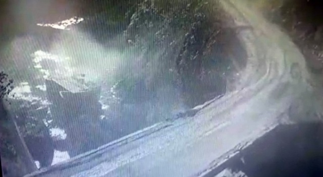 Rize’de kamyon dereye yuvarlandı, sürücü ağır yaralandı 5