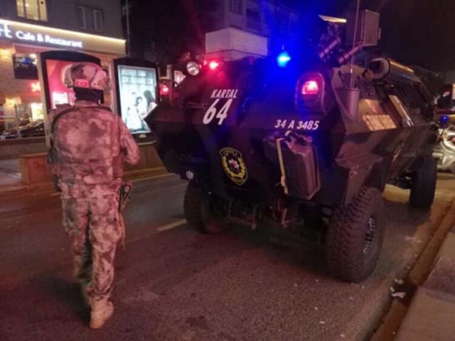 Genç kız 'imdat' çığlığı attı! Metro istasyonu karıştı 4