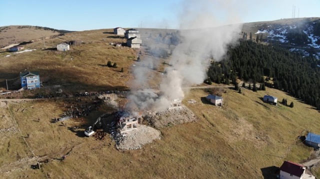 Yıkımı protesto için yayla evini ateşe verdiler 2