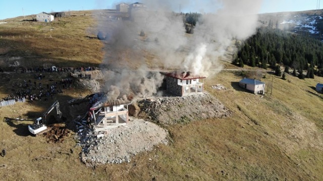 Yıkımı protesto için yayla evini ateşe verdiler 8