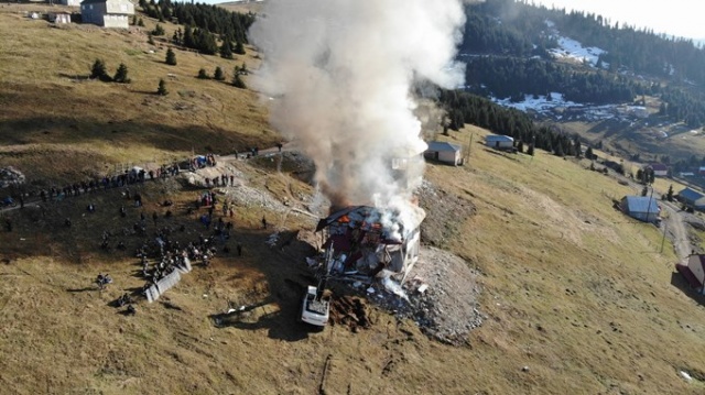 Yıkımı protesto için yayla evini ateşe verdiler 4