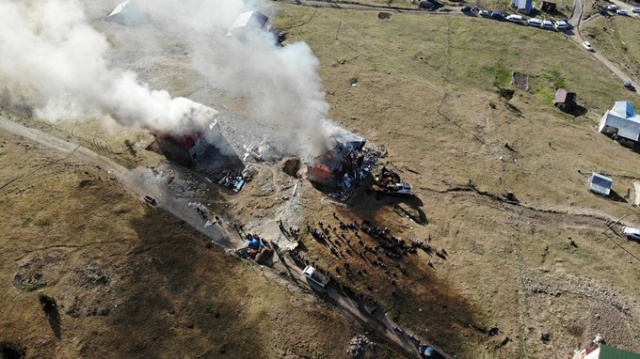 Yıkımı protesto için yayla evini ateşe verdiler 7