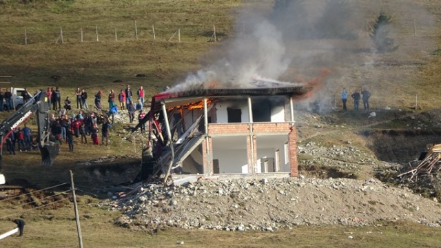 Yıkımı protesto için yayla evini ateşe verdiler 6