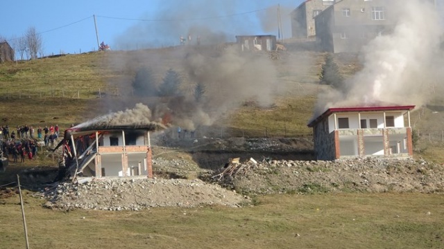 Yıkımı protesto için yayla evini ateşe verdiler 10