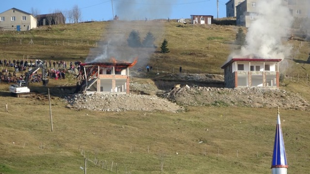 Yıkımı protesto için yayla evini ateşe verdiler 9