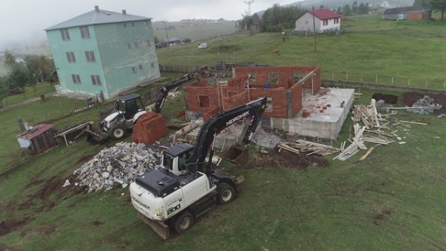 Devlet yıktı, o evini yeniden yaptı 11